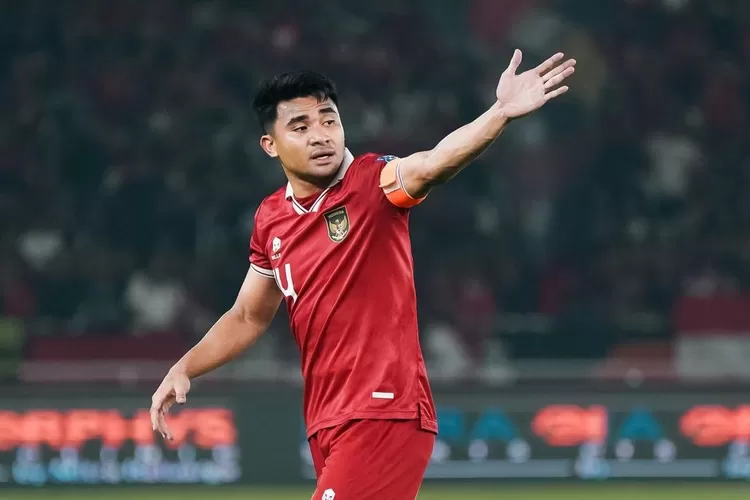 Kapten Timnas Indonesia, dalam aksi di laga Piala Asia 2023 melawan Irak. Asnawi, yang pulih dari cedera, siap memberikan yang terbaik untuk timnya.